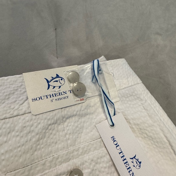 Southern Tide Women's white seersucker Bermuda shorts, Size 10 - Picture 3 of 4